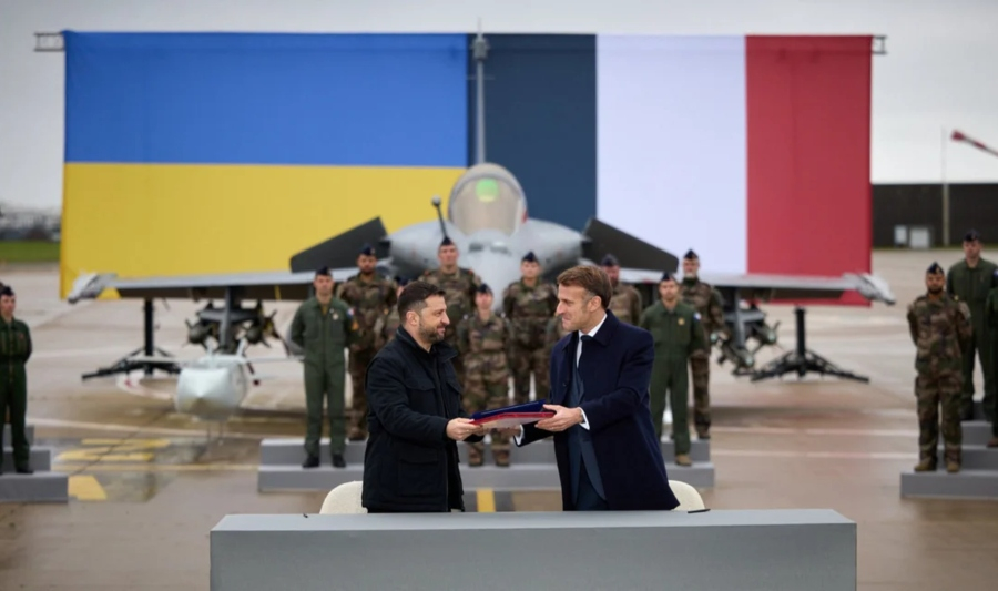 Μακρόν και Ζελένσκι υπέγραψαν συμφωνία για πώληση 100 Rafale