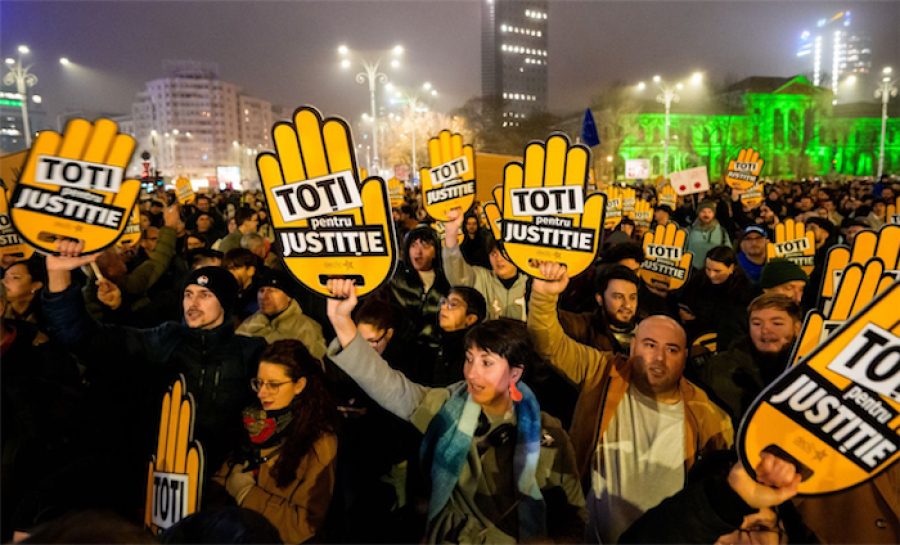 Ρουμανία: Στους δρόμους και πάλι χιλιάδες Ρουμάνοι διαμαρτυρόμενοι κατά της διαφθοράς στο δικαστικό σύστημα