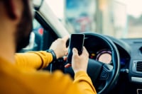 Αυτοκίνητο: Το 84% των Ελλήνων χρησιμοποιεί το smartphone κατά τη διάρκεια της οδήγησης