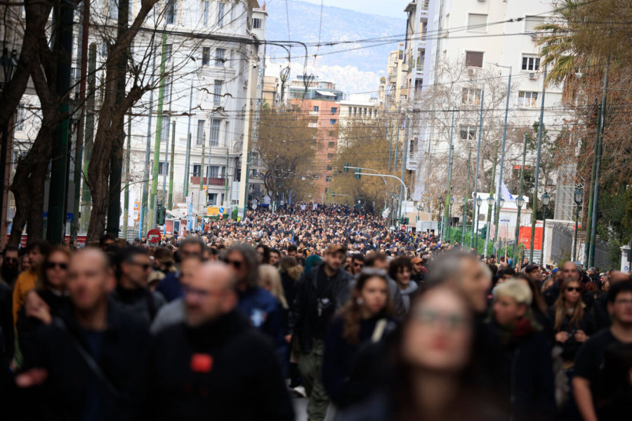 Συγκίνηση και παλμό μετέδωσαν οι συγγενείς και ομιλητές στη συγκέντρωση για τα Τέμπη στο Σύνταγμα