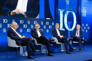 DEF2026: Επενδύσεις με συγκρατημένη αισιοδοξία παρά το ρευστό περιβάλλον - Τι εκτιμούν οι πρόεδροι της Aegean Airlines και της METRO ΑΕΒΕ