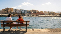 Με εκπτώσεις και κρατήσεις τελευταίας στιγμής εξελίσσεται η σεζόν στην Κρήτη – Πιέζονται τα έσοδα