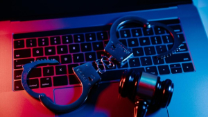 Μπαράζ συλλήψεων και βαριά πρόστιμα για την τηλεοπτική πειρατεία