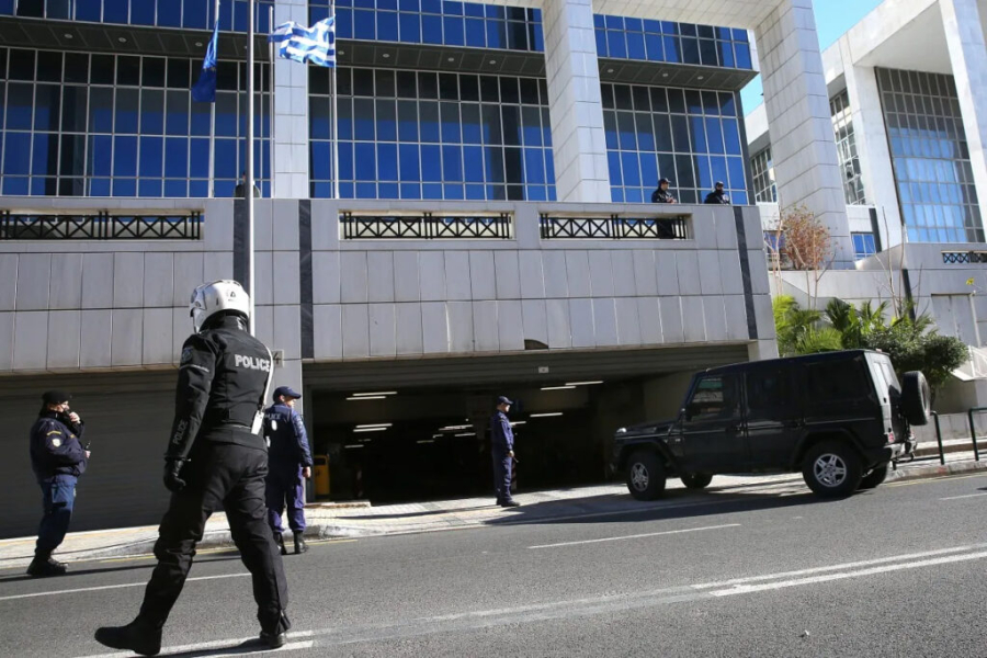 Περισσότερα από 1,5 εκατ. ευρώ και ναρκωτικά είχε ο 33χρονος που εισέβαλε χτες με ΙΧ στο Εφετείο