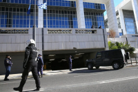 Περισσότερα από 1,5 εκατ. ευρώ και ναρκωτικά είχε ο 33χρονος που εισέβαλε χτες με ΙΧ στο Εφετείο