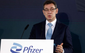 Αποκλεισμό των αξιωματούχων της Pfizer, ανάμεσά τους ο Μπουρλά, εξετάζει η Ευρωβουλή