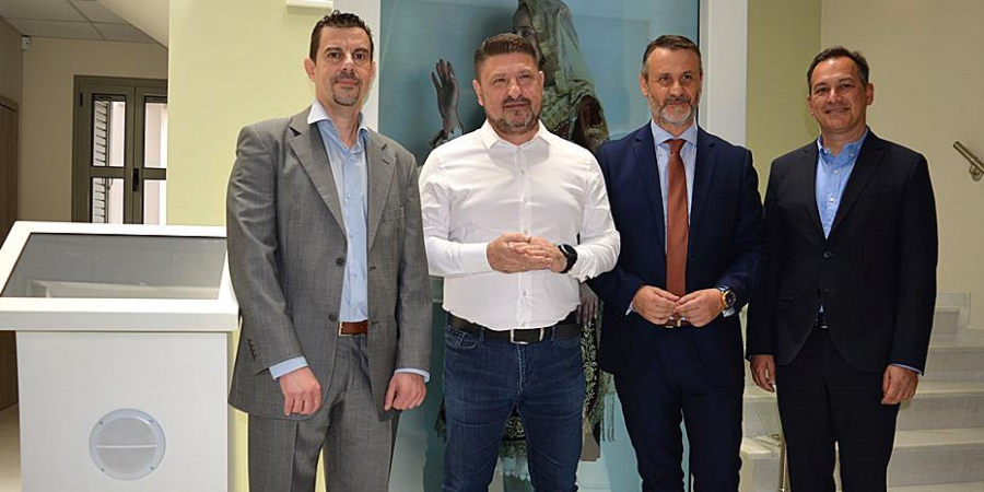 Από αριστερά προς τα δεξιά: Ο κ. Πέτρος Ζησιμόπουλος, Sales Manager της Nova ICT, ο κ. Νίκος Χαρδαλιάς, Περιφερειάρχης, ο κ. Γιώργος Παναγόπουλος, Δήμαρχος Σαλαμίνας και ο κ. Αλέξανδρος Μπρέγιαννης, CEO Nova ICT.