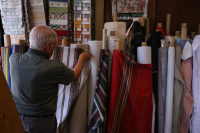 Υφάσματα Ελμαλόγλου: Όταν η παράδοση μετακομίζει – Η νέα σελίδα ενός αθηναϊκού θησαυρού