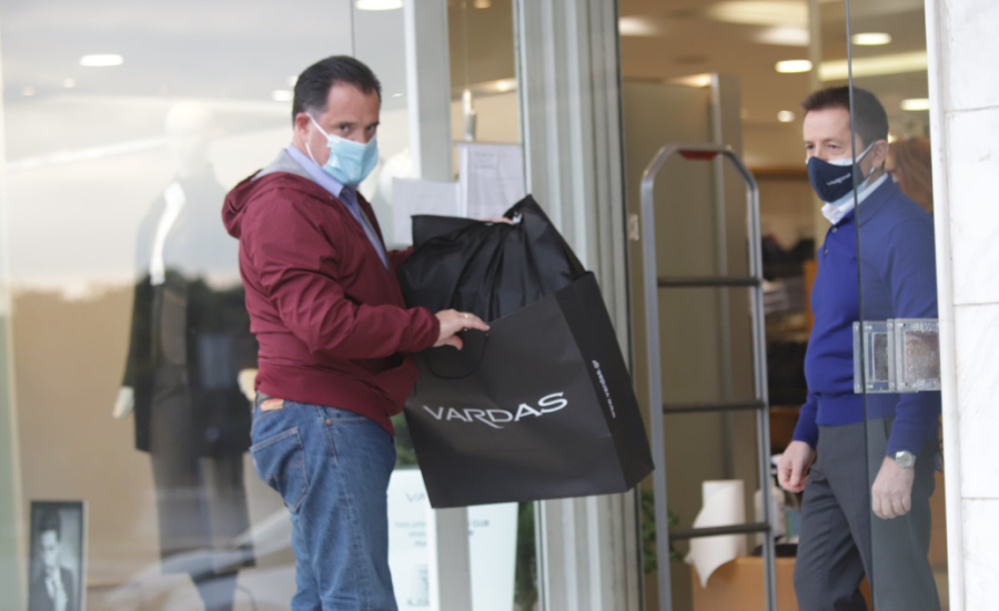 Στη φωτογραφία ο υπουργός Ανάπτυξης και Επενδύσεων Άδωνις Γεωργιάδης σε κατάστημα Vardas αγοράζει ενδύματα με τη μέθοδο του click away και στηρίζει την αγορά την περίοδο του κορωνοϊού.  