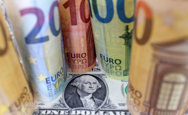 Το ευρώ υποχωρεί οριακά 0,05%, στα 1,1646 δολάρια