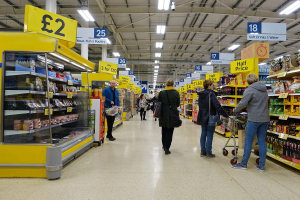 Βρετανία: Ο πληθωρισμός ρίχνει τις πωλήσεις τροφίμων