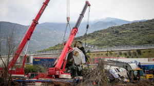 Γερανοί και σήμερα στα Τέμπη για να προχωρήσει η έρευνα και η ανάσυρση των θυμάτων
