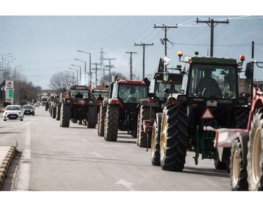 Αγρότες έκλεισαν την εθνική οδό στο 210ο χλμ πριν τη Λαμία