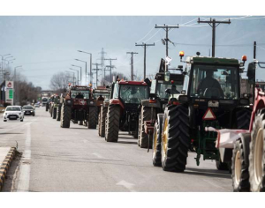 Αγρότες έκλεισαν την εθνική οδό στο 210ο χλμ πριν τη Λαμία