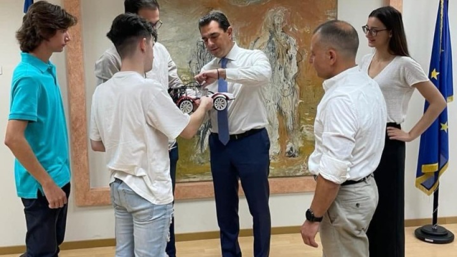 Συνάντηση Σκρέκα με ομάδα ρομποτικής του ΕΜΠ, που διακρίθηκε σε διεθνή διαγωνισμό