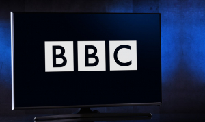 Βρετανία: Η κυβέρνηση "παγώνει" για 2 χρόνια τη χρηματοδότηση του BBC