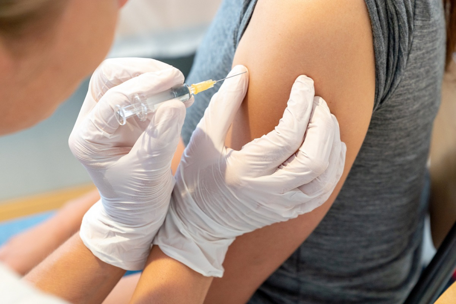 Εμβολιασμοί: Τα πρόστιμα για εργοδότες και εργαζομένους στον υγειονομικό τομέα - Οι οδηγίες της ΕΕΑ