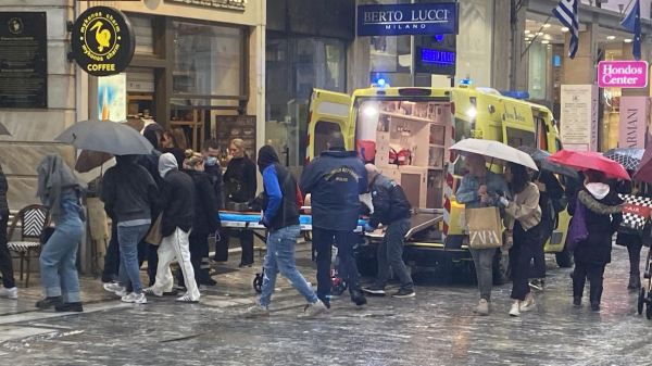 Επίθεση στην Ερμού: Στη ΜΕΘ η 22χρονη μετά από πολύωρη επέμβαση