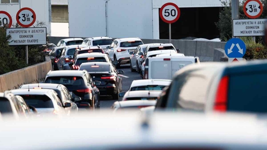 Σύγκρουση δύο φορτηγών στην Αττική Οδό - Κλειστές 3 λωρίδες