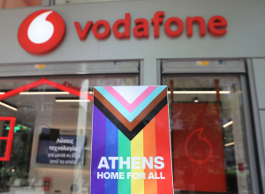 Vodafone: Στηρίζει την διαφορετικότητα μέσα από το δίκτυο καταστημάτων της με το μήνυμα «Athens Home for All»