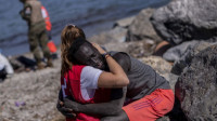 Θέουτα: Απειλές και ύβρεις κατά της εθελόντριας του Ερυθρού Σταυρού που αγκάλιασε μετανάστη
