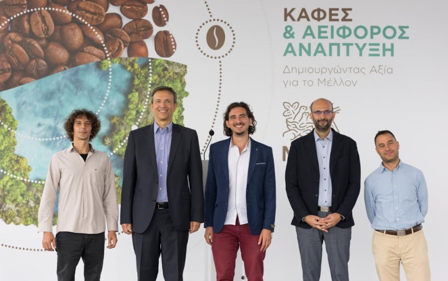 Ο επικεφαλής της Nestle Hellas Νίκος Εμμανουηλίδης μαζί με τον διευθυντή του εργοστασίου Σοφοκλή Αρβανιτίδη και συνεργάτες της εταιρείας για την αειφόρο ανάπτυξη