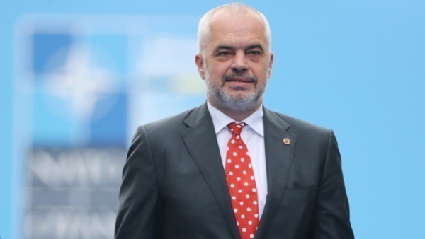 Έντι Ράμα: «Οι Έλληνες νομίζουν ότι είναι απόγονοι του Πλάτωνα και του Αριστοτέλη»