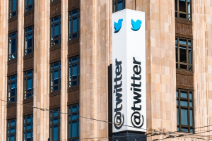 Twitter: Πάνω από 500 διαφημιζόμενοι ανέστειλαν τη συνεργασία τους, από όταν πέρασε στον Μασκ