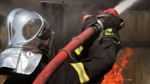 Πυρκαγιά σε αποθήκη ξυλείας στον Ασπρόπυργο - Μήνυμα 112: "Κλείστε πόρτες και παράθυρα"