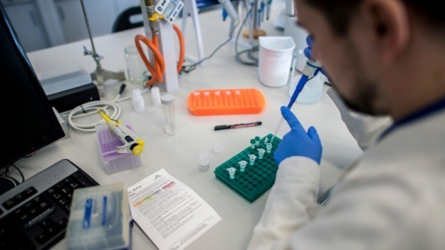 Στρεπτόκοκκος: Πώς γίνεται η διάγνωση, τι πρέπει να προσέχουν οι γονείς