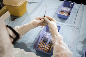 Ηνωμένο Βασίλειο: 30 περιπτώσεις θρομβώσεων μετά τη χρήση του εμβολίου της AstraZeneca