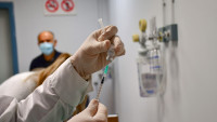 ΕΟΦ για τον θάνατο της 65χρονης: Ο θάνατος δεν φαίνεται να συσχετίζεται με τον εμβολιασμό
