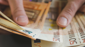 Σε υψηλό 17 ετών το διαθέσιμο εισόδημα των νοικοκυριών το 2025 - Άνοδος και στην κατανάλωση