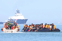 Πάνω από 150 μετανάστες διασώθηκαν μετά από πυρκαγιά σε σκάφος στη Μάγχη