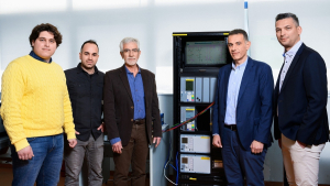 Aπό αριστερά προς δεξια είναι: Σωκράτης Μιχαηλίδης (Διδακτορικός Ερευνητής), Μαργαρίτης Αποστολίδης (Διδακτορικός Ερευνητής), Καθηγητής κ. Γιώργος Κορρές (Διευθυντής του Εργαστηρίου Συστημάτων Ηλεκτρικής Ενέργειας της ΣΗΜΜΥ ΕΜΠ), Δήμος Σαπίδης (CEO της Siemens Mobility A.E. και Επικεφαλής του Τομέα Έξυπνων Υποδομών της Siemens Α.Ε.), Ανδρέας Αντωνόπουλος (Sales Manager, Electrification &amp; Automation, Siemens A.E.)