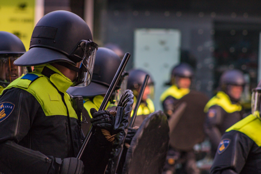 Ολλανδία: Χιλιάδες στους δρόμους κατά των περιορισμών για την Covid-19