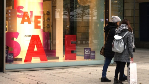 Γερμανία: Λιγότερα χρήματα για δώρα θα ξοδέψουν τα φετινά Χριστούγεννα οι Γερμανοί