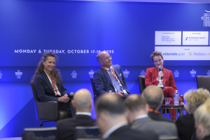 Από αριστερά: Kathrine Farris, ιδρύτρια και CEO, Vital Energy Inc - Κωνσταντίνος Καραγιανόπουλος, CEO Neo Performance Materials και Αλεξάνδρα Σδούκου, Γενική Γραμματέας Ενέργειας και Ορυκτών Πρώτων Υλών