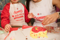 LG: Εκδήλωση αγάπης για τη Γιορτή της Μητέρας