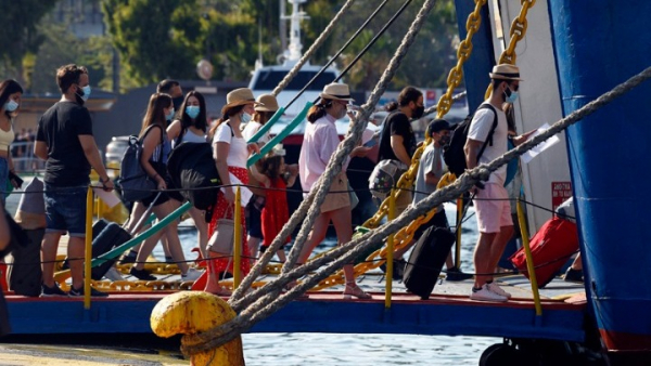 Μόνο οι ανήλικοι έως 12 ετών θα ταξιδεύουν ελεύθερα στα νησιά από 5 Ιουλίου