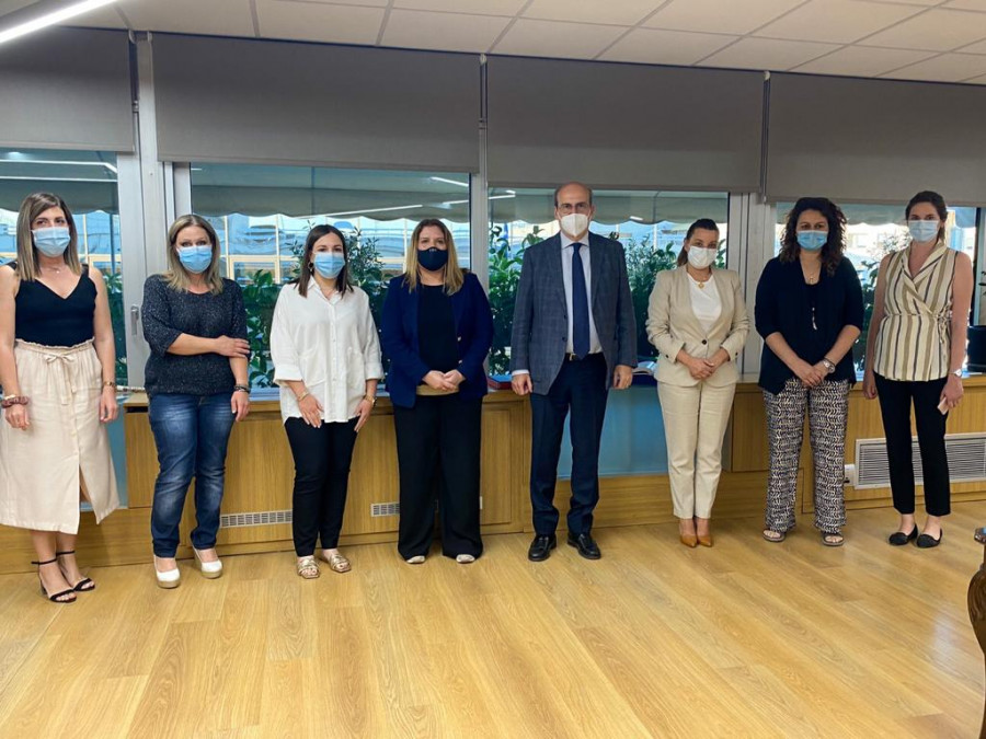 Συνάντηση Κ. Χατζηδάκη-Μ. Συρεγγέλα με εργαζόμενες και άνεργες γυναίκες