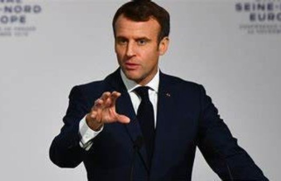 Γαλλία: Ακτιβιστές έκλεψαν το κέρινο ομοίωμα του προέδρου Μακρόν και το τοποθέτησαν έξω από τη ρωσική πρεσβεία