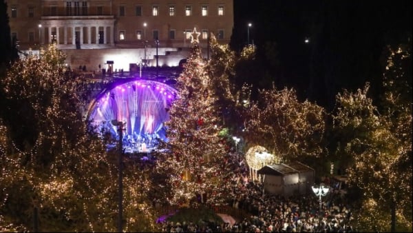 Άναψε το Χριστουγεννιάτικο Δέντρο στην πλατεία Συντάγματος