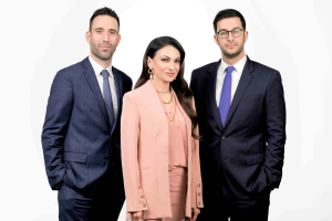 Aπό αριστερά: ο Χάρης Παπουλίδης,Γενικός Διευθυντής Marketing Συμβατικών Καπνικών Προϊόντων, Κωνσταντίνα Ψαρράκου,Γενική Διευθύντρια μη Καιόμενων Προϊόντων και Πάνος Σκουρής,Γενικός Διευθυντής Εμπορικών Λειτουργιών