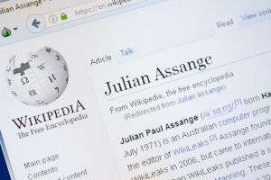Διεθνής Αμνηστία: Να μπουν στο αρχείο οι κατηγορίες και να αφεθεί ελεύθερος ο ιδρυτής του WikiLeaks