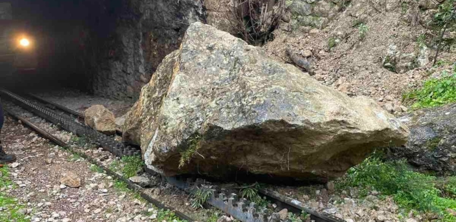 Καλάβρυτα: Βράχια έπεσαν στις γραμμές του Οδοντωτού - Καταργούνται τα σημερινά δρομολόγια