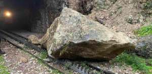 Καλάβρυτα: Βράχια έπεσαν στις γραμμές του Οδοντωτού - Καταργούνται τα σημερινά δρομολόγια