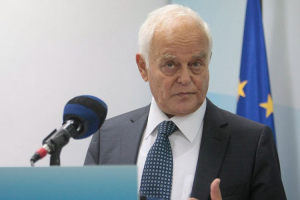 Μανιτάκης: Συνταγματική η αναστολή εργασίας για τους αρνητές του εμβολίου