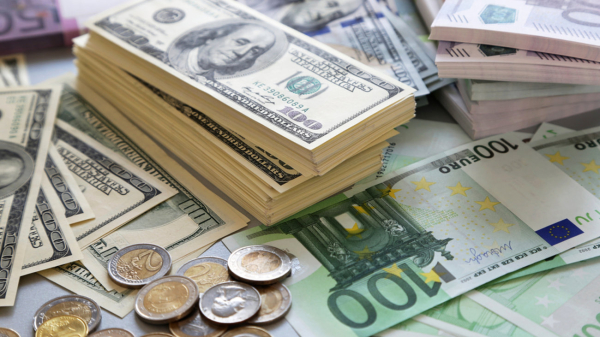 Το ευρώ ενισχύεται 0,12%, στα 1,0437 δολάρια