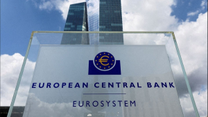 Αντίθετη στην επιβολή έκτακτου φόρου στις ιταλικές τράπεζες η ΕΚΤ
